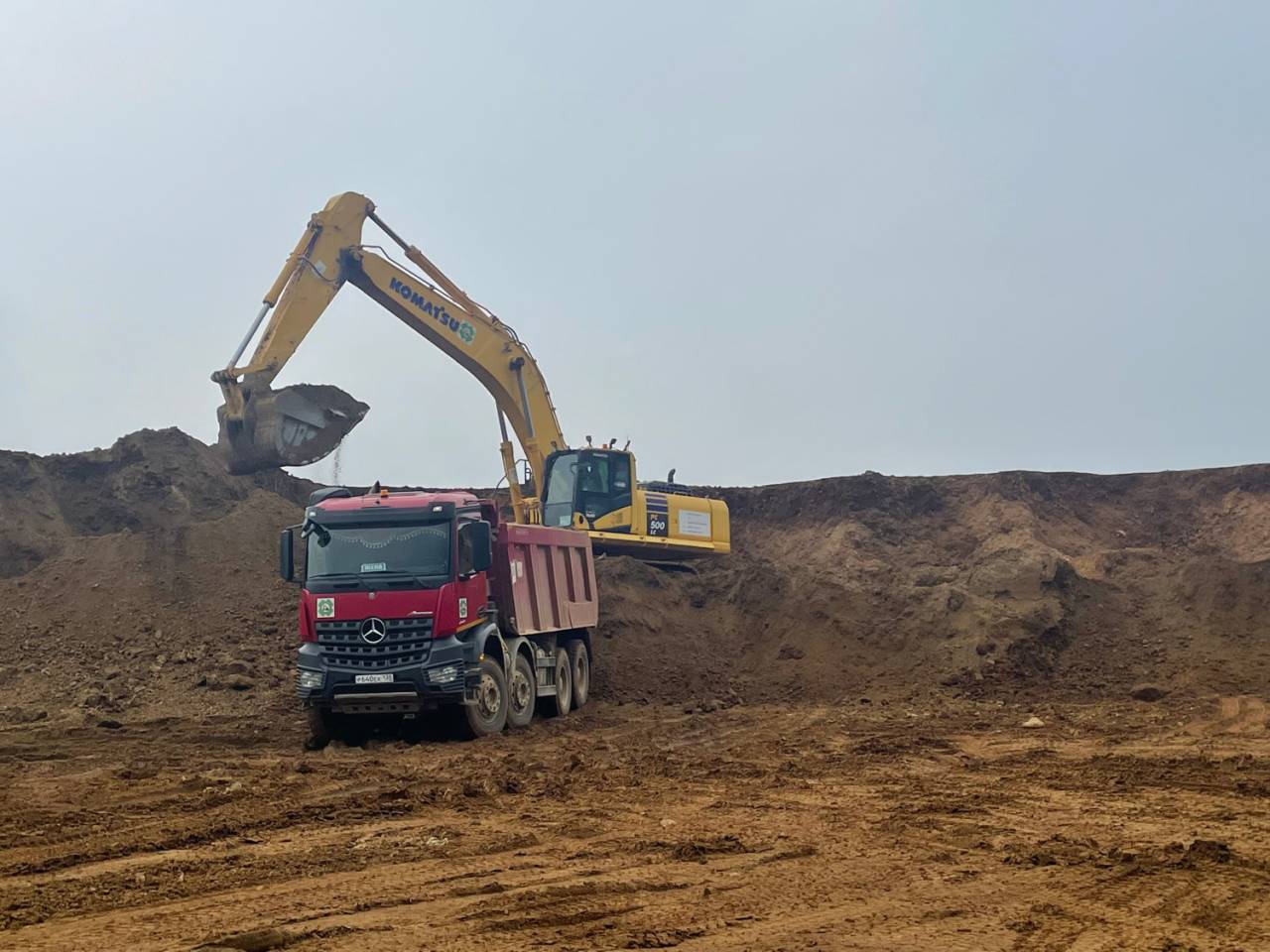 Погрузка самосвала Mercedes Benz